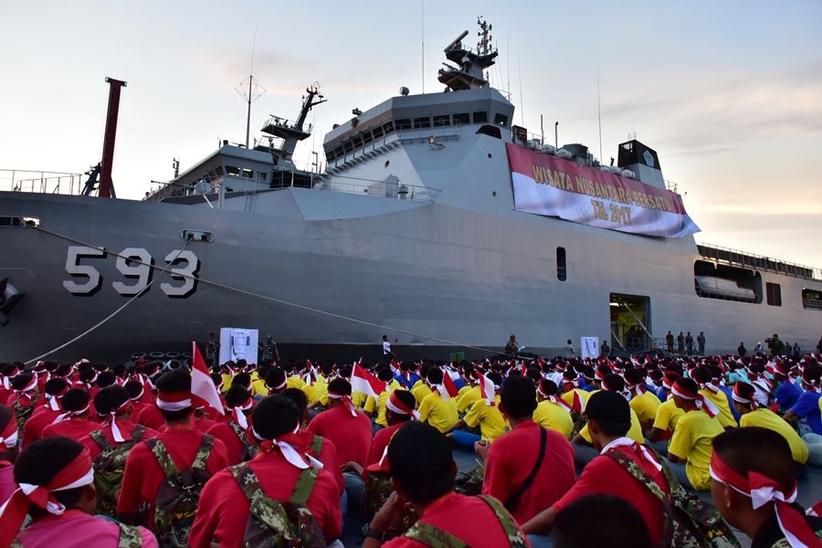 KRI Banda Aceh 593 Gelar Joy Sailing dengan 100 Pelajar Indonesia