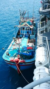 Kapal ikan ilegal Vietnam yang di tangkap KRI Oswald Siahaan (OWA-354)  diamankan dan dikawal menuju Dermaga Posal Sabang Mawang Lanal Ranai.