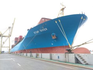 Star River, salah satu kapal berbendera Panama yang singah di TPKS.