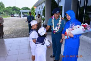Kolonel Laut (P) Riduwan Purnomo, S.T., M.M. dan istri dilepas dengan Tradisi Farewell seluruh prajurit dan PNS Satlinlamil Surabaya.