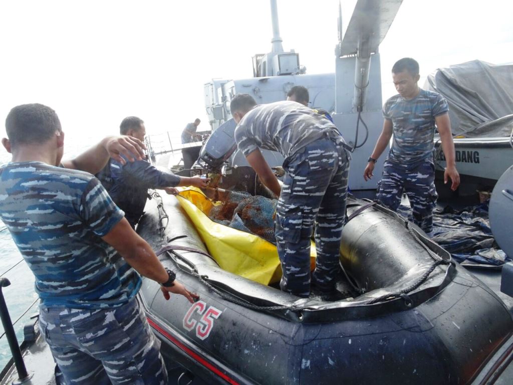 KRI Lemadang-632 Evakuasi Sesosok Mayat Di Perairan Kepri