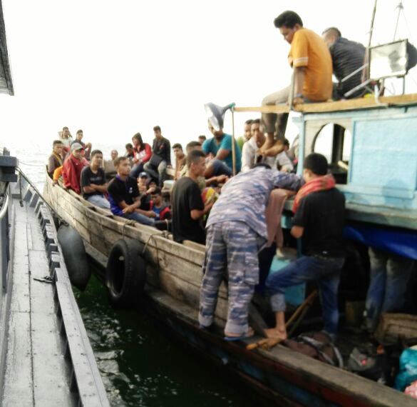 Tim WFQR-1 mengamankan 60 TKI ilegal dari Malaysia yang diangkut menggunakan kapal KM. Berkah, di perairan Tanjung Siapi Api, Asahan, Sumatera Utara, Jumat (27/1).