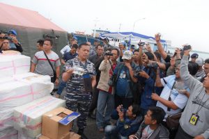 Danlantamal IV Laksamana Pertama TNI S. Irawan, S.E., meninjau KLM Bima Sakti yang ditangkap Tim WFQR-4, di perairan Tanjung Pinang, Kepulauan Riau (Kepri), Sabtu (28/1).