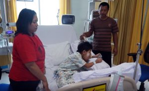 Shinwan Bintang Wiratama (7) anak lelaki asal Blitar, Jawa Timur. penderita tumor gusi langka  di dalam dunia kedokteran saat menjalani perawatan pasca operasi di RS Primasatya Husada Citra (RS PHC) Surabaya.