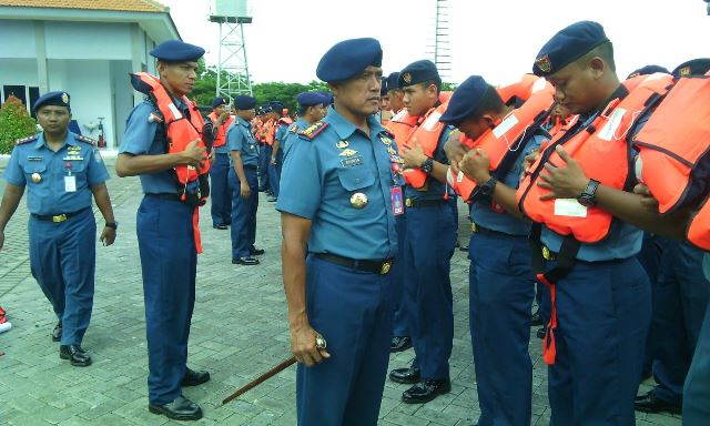 Komandan Satlinlamil Surabaya Cek Alat Keselamatan KRI
