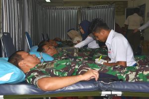 Para prajurit jajaran Kolinlamil sedang diambil darahnya dalam kegiatan donor darah bekerjasama dengan PMI Jakarta Utara.