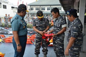 Kaskolinlamil Laksma TNI R. Edi Surjanto, S.E., M.M. didampingi Irkolinlamil, Aslog Pangkolinlamil, Kadisharkap dan Kadismatbek Kolinlamil sedang mengecek Swim Vest milik KRI.