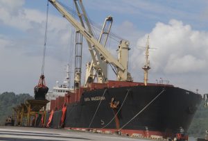 Kegiatan Operasional Bongkar Muat di Tanjung Intan.