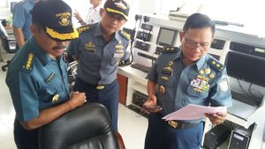 Sekretaris Utama Badan Keamanan Laut Republik Indonesia (Sestama Bakamla RI) Laksda TNI Agus Setiadji, S.A.P. didampingi Kepala Bagian Kepegawaian Bakamla RI Kolonel Laut Dr. I Wayan Warka, M.M. melakukan inspeksi dan peninjauan terkait kesiapan sumber daya Bakamla RI dari sisi personel dan sarana prasarana di beberapa lokasi di Zona Maritim Wilayah Barat, Batam, Kepulauan Riau, Kamis (5/1/2017).