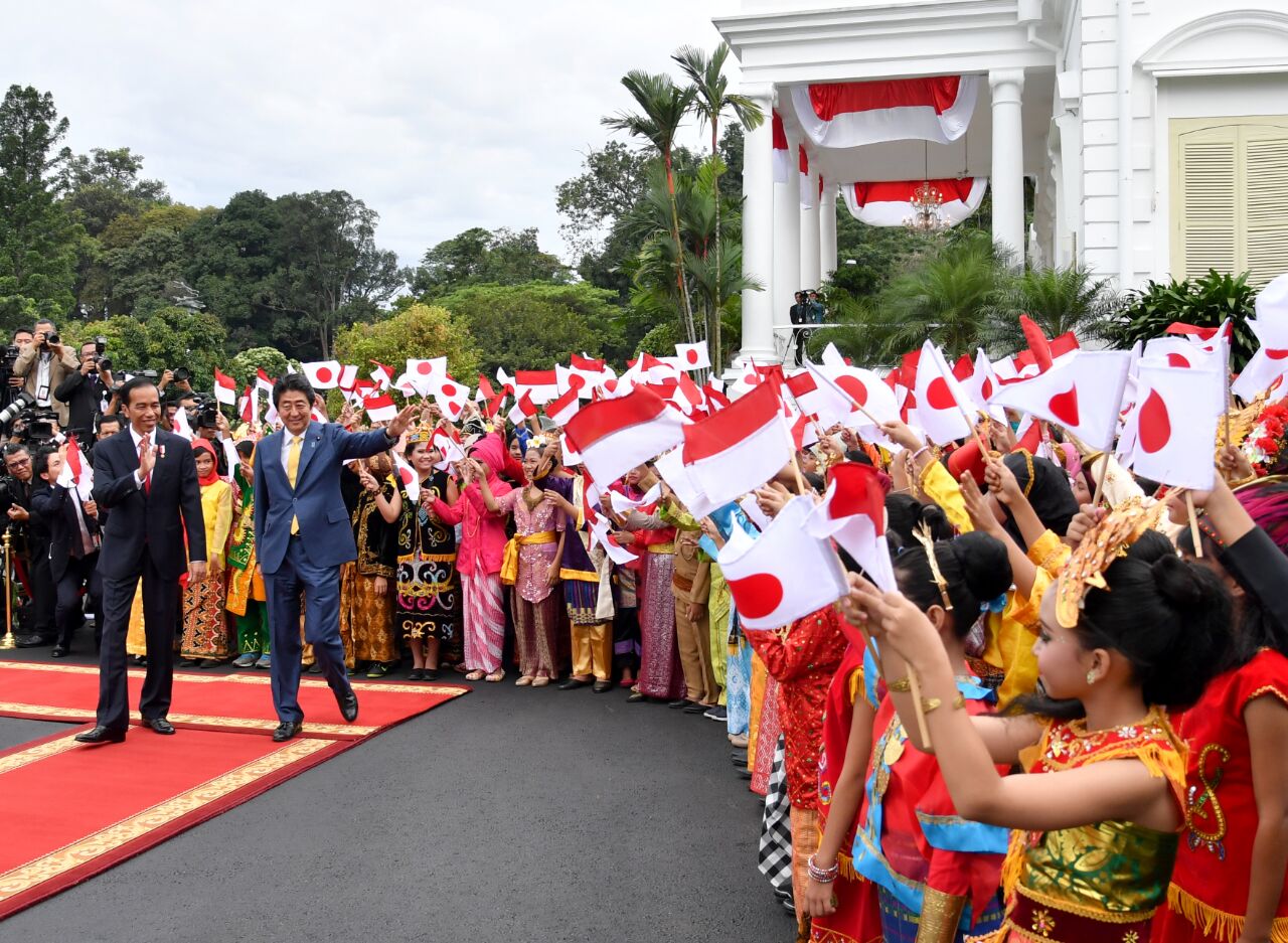 Perdana Menteri Jepang Shinzo Abe disambut meriah ketika tiba di Istana Bogor.