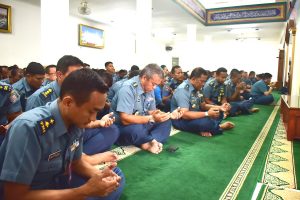 Kaskolinlamil Laksma TNI R.Edi Surjanto, S.E., M.M. bersama prajurit jajaran Kolinlamil melaksanakan doa bersama menyambut tahun baru 2017.
