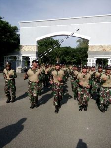 Jajaran Satlinlamil Surabaya sesaat melaksanakan lari bersama keluar dari Mako Satlinlamil Surabaya.