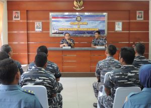 Pangarmabar Laksamana Muda TNI Aan Kurnia, S.Sos., memberikan pengarahan kepada seluruh prajurit Guskamla Koarmabar di Mako Guskamla Koarmabar, Batam, Kepri.