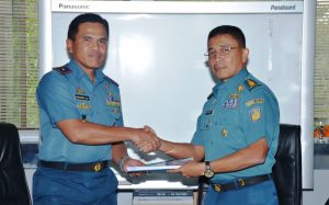 Danguskamlaarmabar Laksma TNI Muhammad Ali, S.E., M.M., menyerahkan naskah memorandum kepada Kolonel Laut (P) Bambang Irwanto, M.Tr (Han)., dalam rangka serah terima jabatan Danguskamlaarmabar, di ruang rapat Waasrena Kasal Mabesal, Cilangkap, Jakarta Timur, Rabu (8/2).