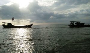 Patkamla Tanjung Balai Asahan saat melaksanakan SAR KM Putra Abadi dengan cara kapal menuju perairan yang aman di Perairan Bangsi. Labuhan Batu. Sumatera Utara, Minggu (12/2).