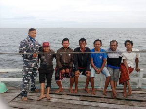 Tim WFQR-12 Lantamal XII Pontianak berhasil menyelamatkan enam Anak Buah Kapal (ABK) KLM Kapuas Abadi-3 yang mengalami kecelakaan laut di perairan Teluk Melano, Sukadana, Kayong Utara, Kalimantan Barat, Jumat (10/2).