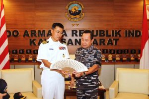 Pangarmabar Laksamana Muda TNI Aan Kurnia, S.Sos., tukar menukar cinderamata dengan Komandan ROKS Munmu Daewang Captain (N) Kim-Hwan di Ruang VVIP Gedung Yos Sudarso, Mako Koarmabar, Jalan Gunung Sahari Raya No.67 Jakarta Pusat,Kamis (16/2).