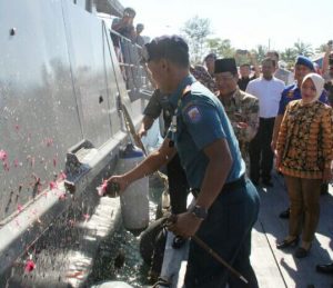 Danlanal Bengkulu Letkol Laut (P) Fajar Rusdianto memecahkan kendi di lambung kapal sebagai tanda peresmian KAL Pulau Mego II-2-15 di Dermaga Nusantara Pulau Baai Bengkulu, Kamis (16/2).