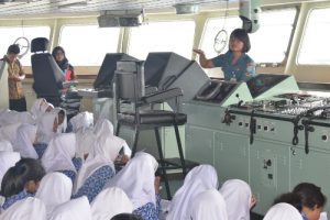 Salah seorang ABK KRI Banda Aceh 593 Serda Bah Fira Triwardhani sedang memberikan penjelasan tentang ruang navigasi yang berada di anjungan KRI Banda Aceh 593. (Foto Dispen Kolinlamil).