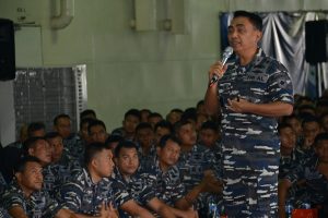 Panglima Komando Lintas Laut Militer (Kolinlamil) Laksma TNI Agung Prasetiawan, M.AP. berdiri didepan ribuan prajurit Kolinlamil saat memberikan pengarahan sebagai Pangkolinlamil yang baru.