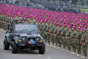 Apel khusus prajurit Marinir di Bhumi Marinir Karangpilang Surabaya, Senin (27/02/2017). Tampak Dankormar, Mayor Jenderal TNI (Mar) R.M Trusono, S.Mn, sedang melakukan inspeksi pasukan.