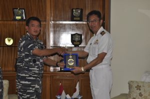 Commander Of Escort Division Thirteen Of Japan Maritime Self Defense Force (JMSDF) Captain Masahiko Kawakubo menerima cinderamata dari Wakil Komandan (Wadan) Lantamal) III Jakarta Kolonel Laut (P) Umar Arief, S.E.