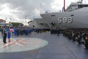 Laksma TNI Agung Prasetiawan, M.AP. Panglima Kolinlamil yang baru disambut dengan Tim Haka-haka Kolinlamil yang merupakan prajurit KRI jajaran Kolinlamil.