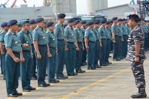Pangkolinlamil Laksamana Pertama TNI Agung Prasetiawan, M.AP., menerima laporan kesiapan dari Komandan KRI Banjarmasin-592 selaku Komandan Satgas LIMA 2017 pada upacara pemberangkatan, di dermaga JICT Tanjung Priok Jakarta Utar Jumat (10/3).