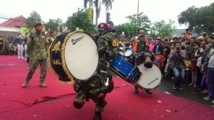 Taruna AAL ambil bagian dalam Pawai Budaya Festival Kesenian Pesisir Utara Jawa Timur.