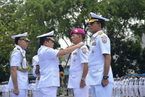 Pangarmabar Laksamana Muda TNI Aan Kurnia, S.Sos., memimpin upacara Sertijab Danlantamal III Jakarta dari Brigadir Jenderal (Brigjen) TNI (Mar) I Ketut Suardana, SH kepada penggantinya, Laksamana Pertama (Laksma) TNI Muchammad Richad, SH, M.M., di Lapangan Apel Mako Lantamal III Jakarta, Jalan Gunung Sahari No. 2 Jakarta Utara, Rabu (15/3).