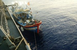 KRI Diponegoro-365 salah satu unsur operasi dibawah kendali Guspurla Koarmabar menangkap dan mengamankan lima kapal ikan asing (KIA) berbendera Vietnam yang sedang melakukan ilegal fishing di perairan Laut Natuna, kamis (23/3).