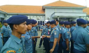 Kolonel Laut (P) Aries Cahyono Komandan Satlinlamil Surabaya sedang mengecek kelengkapan prajurit Satlinlamil Surabaya.