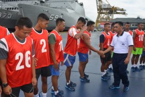 Panglima Komando Lintas Laut Militer  (Pangkolinlamil) Laksma TNI Agung Prasetiawan, M.AP. memberikan motivasi dan semangat kepada Tim Dayung Kolinlamil.