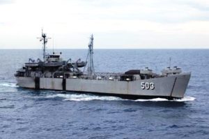 KRI Teluk Amboina 503 saat berlayar ditengah samudera.