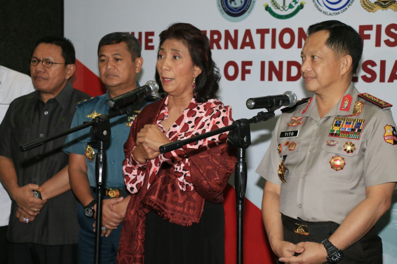 Menteri Kelautan dan Perikanan Susi Pudjiastuti bersama Kepala Kepolisian Negara Republik Indonesia (Kapolri) Tito Karnavian, dan Kepala Badan Keamanan Laut Arie Soedewo, didampingi Wakil Kepala Staf TNI Angkatan Laut Achmad Taufiqurrochman, dan Jaksa Agung Muda Tindak Pidana Umum (Jampidum) Noor Rachmaddalam acara peresmian IFFAI.