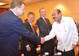 Kepala Bakamla RI Laksamana Madya TNI Ari Soedewo, S.E., M.H. bersalaman dengan salah satu petinggi Unisat dalam acara penandatanganan Perjanjian Kerjasama Pemanfaatan Slot Orbital Satelit.