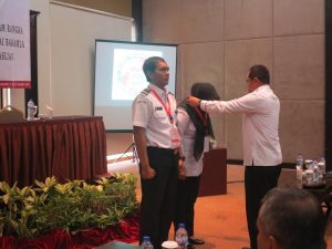Direktur Latihan Bakamla RI Laksma TNI Muspin Santoso, S.H., M.Si. (Han) mengalungkan medali kepada perwakilan peserta Pelatihan Keamanan Informasi dan Sandi di Hotel Santika, Taman Mini Indonesia Indah (TMII), Senin (6/3/2017).