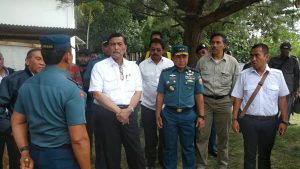 Menko  Kemaritiman Luhut Pandjaitan berama Gubernur Nurdin Basirun, Menteri PANRB Asman Abnur, dan Wamen ESDM Arcandra Tahar ketika meninjau Pulau Tolop di Batam, Kepulauan Riau.