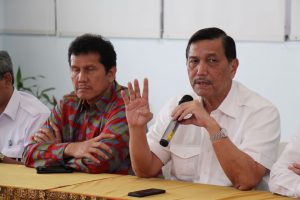 Menko Kemaritiman,Luhut Binsar Pandjaitan ketika memberikan keterangan pers sebelum bertolak ke Jakarta di Bandara Hang Nadiem, Batam, Kepulauan Riau.