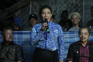 Menteri Kelautan dan Perikanan, Susi Pudjiastuti ketika berdialog dengan masyarakat pembudidaya rumput laut dan mutiara di Kecamatan Palabusa.