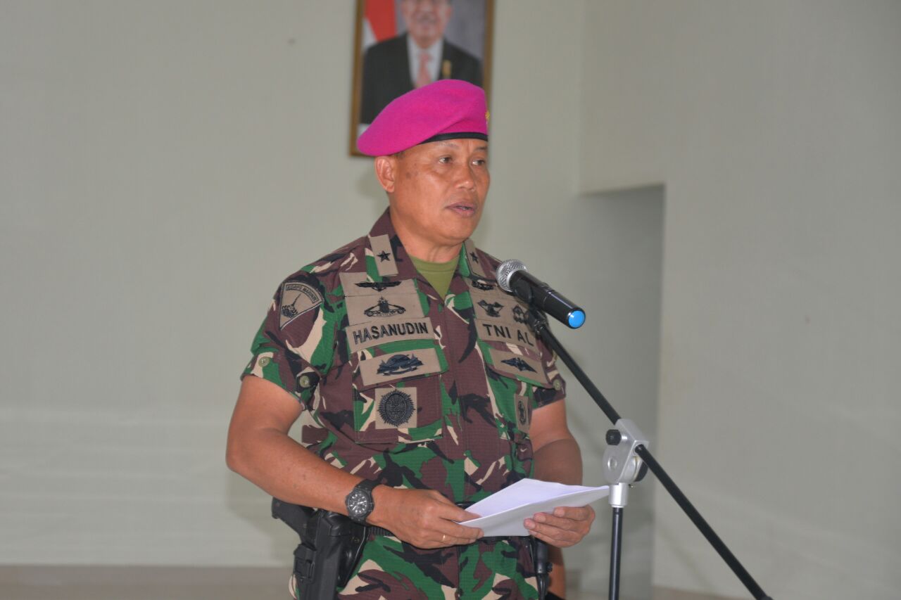 Kaskormar ketika membacakan sambutan Dankormar dalam rangka pelepasan Satgas Misi Perdamaian PBB United Nations Missions in Darfur (Unamid Darfur) di Bapra Pasmar-2, Kesatrian Marinir Hartono Cilandak, Jakarta Selatan, Rabu (23/03/2017).