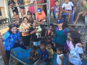 Menteri Kelautan dan Perikanan, Susi Pudjiastuti saat meninjau kampung Suku Bajo, di Desa Mola Utara, Kecamatan Wangi-wangi Selatan, Kabupaten Wakatobi, Kamis (23/3). 