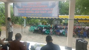 Direktur Jenderal Perikanan Budidaya, Slamet Soebjakto, saat memberikan pengarahan dan sosialisasi bantuan sarana prasarana budidaya ikan kepada nelayan penangkap benih lobster di Desa Mertak Kecamatan Pujut Kabupaten Lombok Tengah NTB yang diikuti oleh perwakilan masyarakat penangkap lobster dari desa Grupuk, desa Mertak, dan Peres.