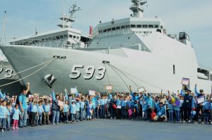 Para kru dan perwira KRI sedang menerima siswa siswi SD Plus Hang Tuah 4 yang berkunjung ke KRI Banda Aceh 593.