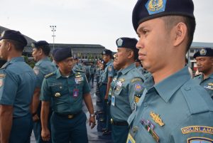 Aslog Pangkolinlamil Kolonel Laut (T) Rachmat Hartoyo, S.Sos., M.M. saat melaksanakan pemeriksaan pasukan pada apel gabungan jajaran Kolinlamil.