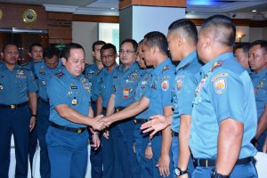 Pangarmabar Laksamana Muda TNI Aan Kurnia, S.Sos., menutup crash program pelatihan Proses Pengambilan Keputusan Militer (PPKM) di Aula Yos Soedarso, Markas Komando (Mako) Koarmabar, Jalan Gunung Sahari Raya No.67 Jakarta Pusat, Kamis (13/4).