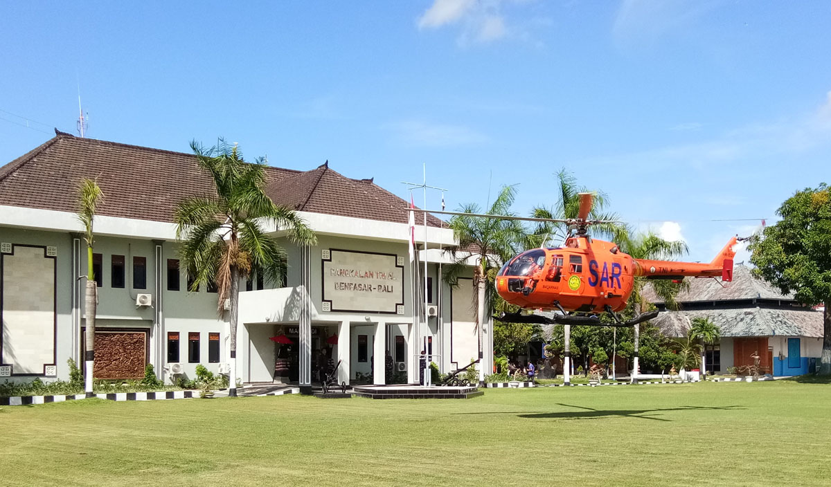 Helly BO 105 TNI mendarat di Lanal Denpasar dalam Bantuan Latihan SAR