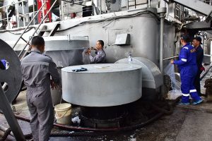 Personil Diskes sedang menutup lubang-lubang, sebelum dilaksanakan fumigasi di KRI Teluk Amboina 503.