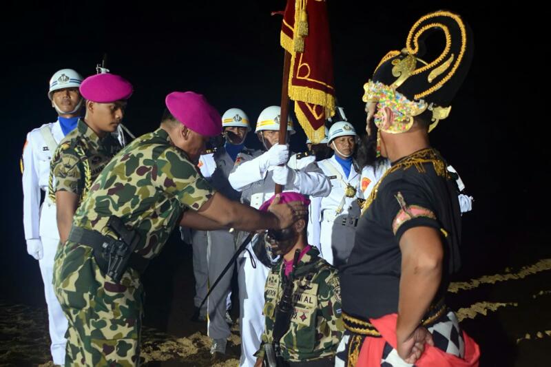 Disaksikan Desiran Ombak Pantai Selatan Malang, Dankormar Pimpin Upacara Pembaretan
