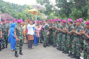 Dankormar beserta Ketua Gabungan Jalasenastri Korps Marinir yang bertujuan untuk melaksanakan entry briefing dengan seluruh Prajurit Petarung Harimau Sumatera Brigif-3 Marinir disambut dengan tarian tradisional Lampung. 